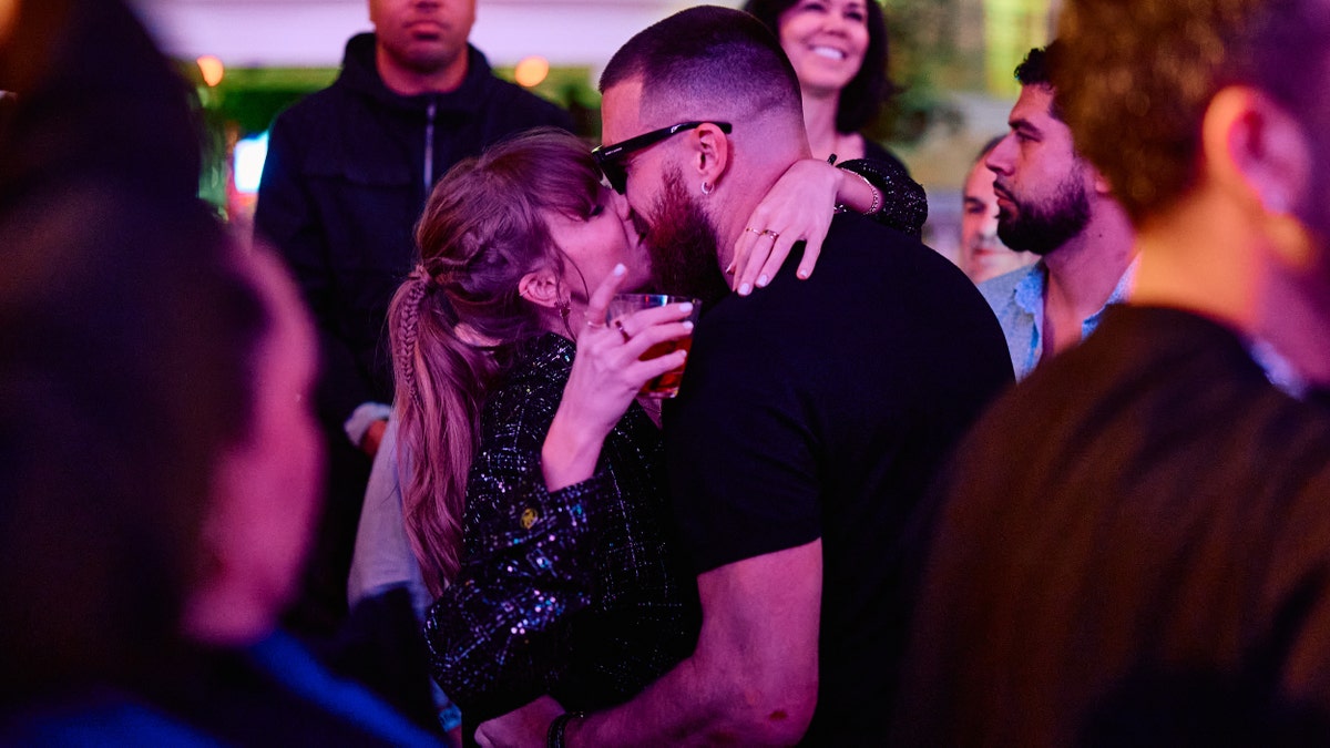 Taylor Swift e Travis Kelce se beijando no Super Bowl depois da festa