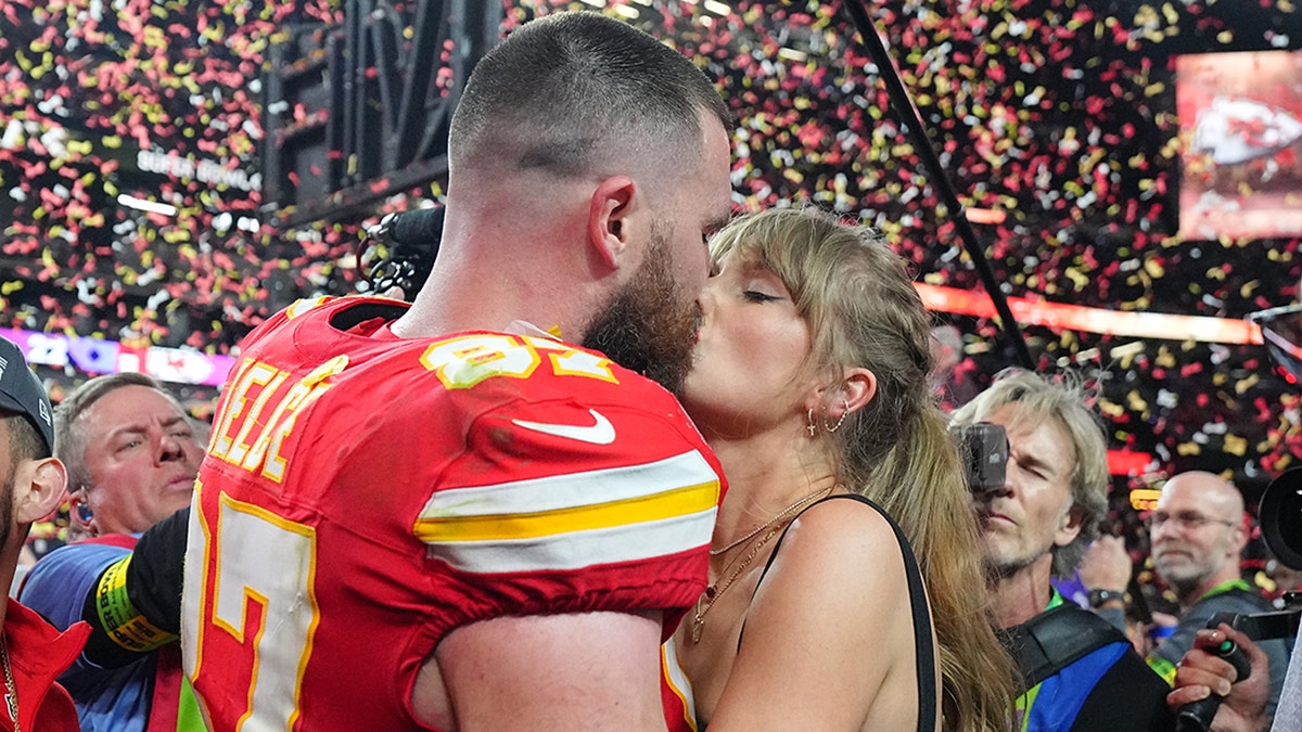 Travis Kelce beija Taylor Swift após vencer o Super Bowl enquanto confete cai no chão