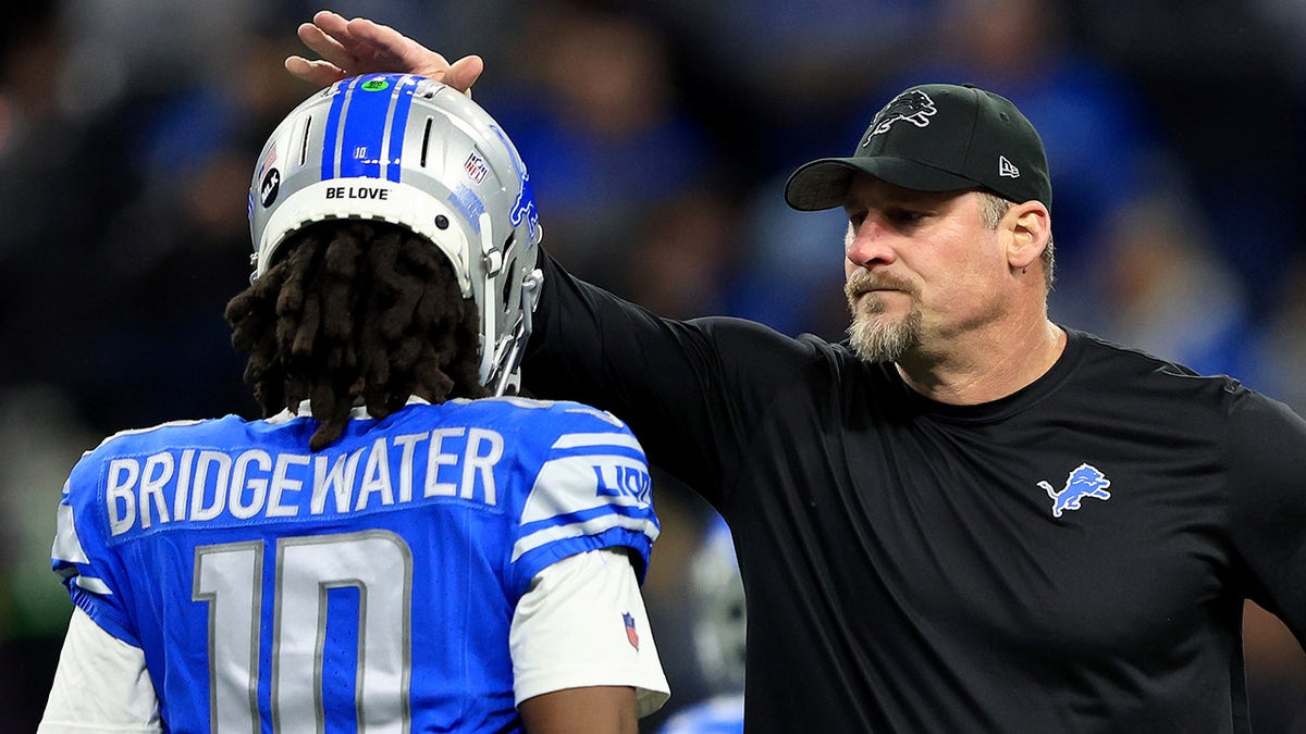 Dan Campbell talks to Teddy Bridgewater