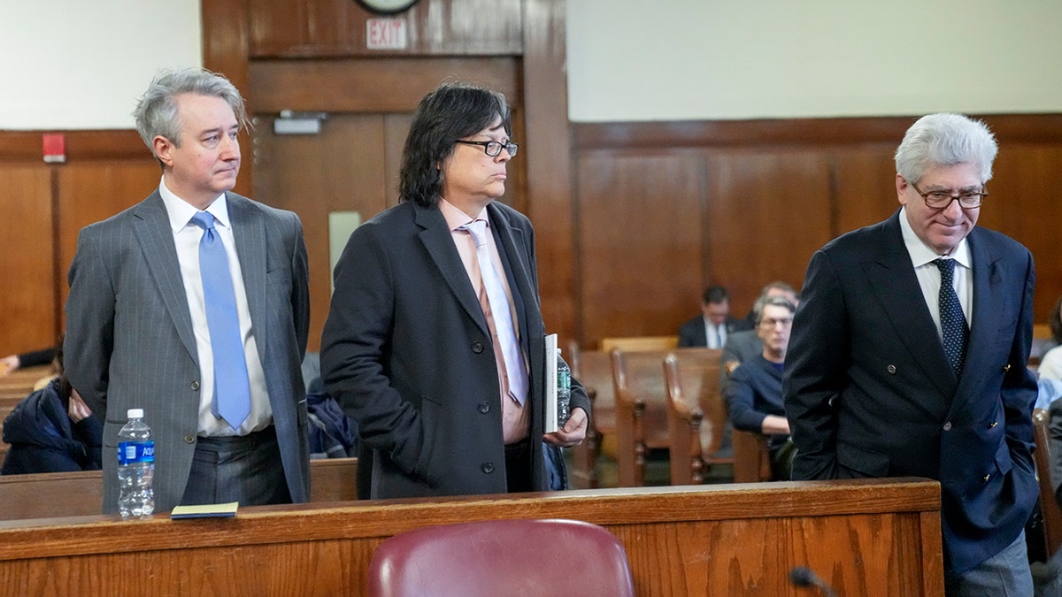 Craig Inciardi, Edward Kosinski e Glenn Horowitz usam ternos no tribunal de Manhattan