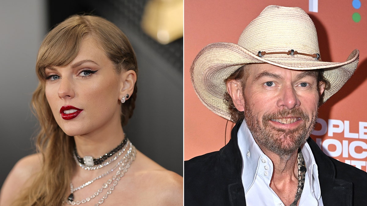 Taylor Swift olha para a câmera no tapete vermelho do Grammy com o cabelo repartido para o lado Toby Keith no tapete de terno e chapéu de cowboy creme
