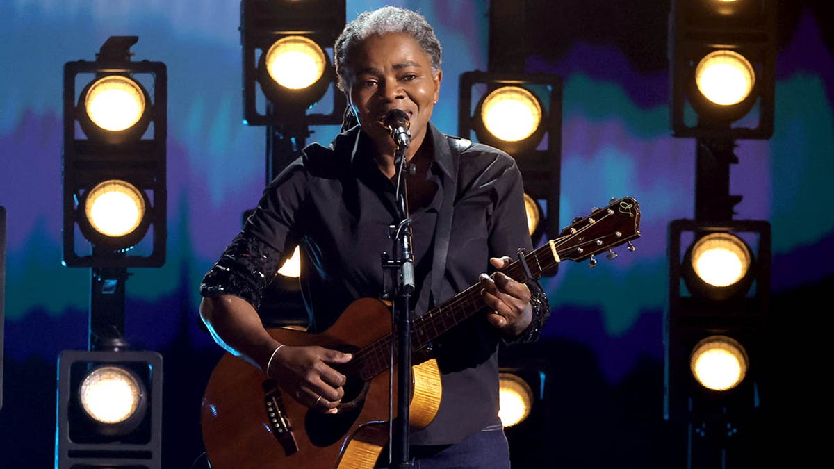 Tracy Chapman's 'Fast Car' Grammys Performance Puts Her Career In ...