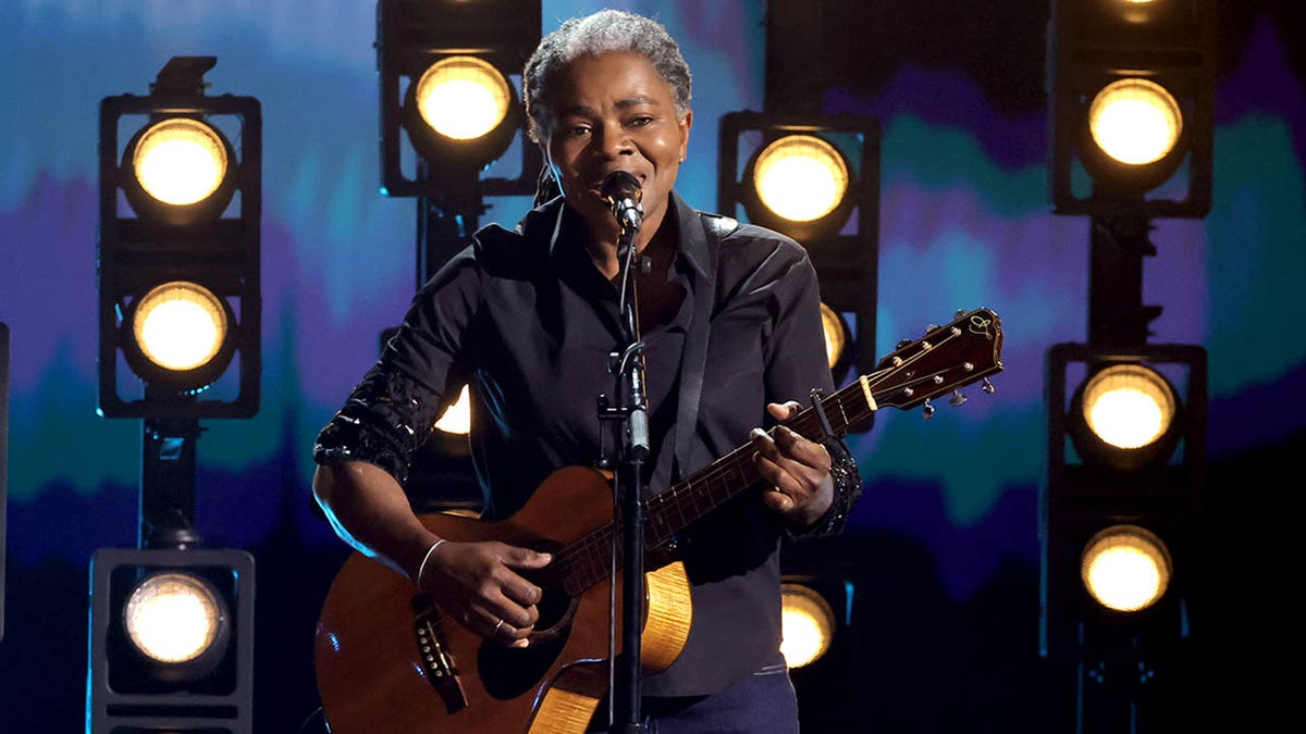 tracy chapman performing at the grammys