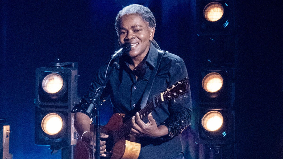 Tracy Chapman s Fast Car Grammys performance puts her career in