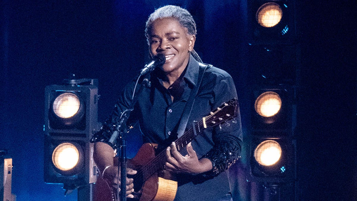 tracy chapman smiling while performing at the grammys