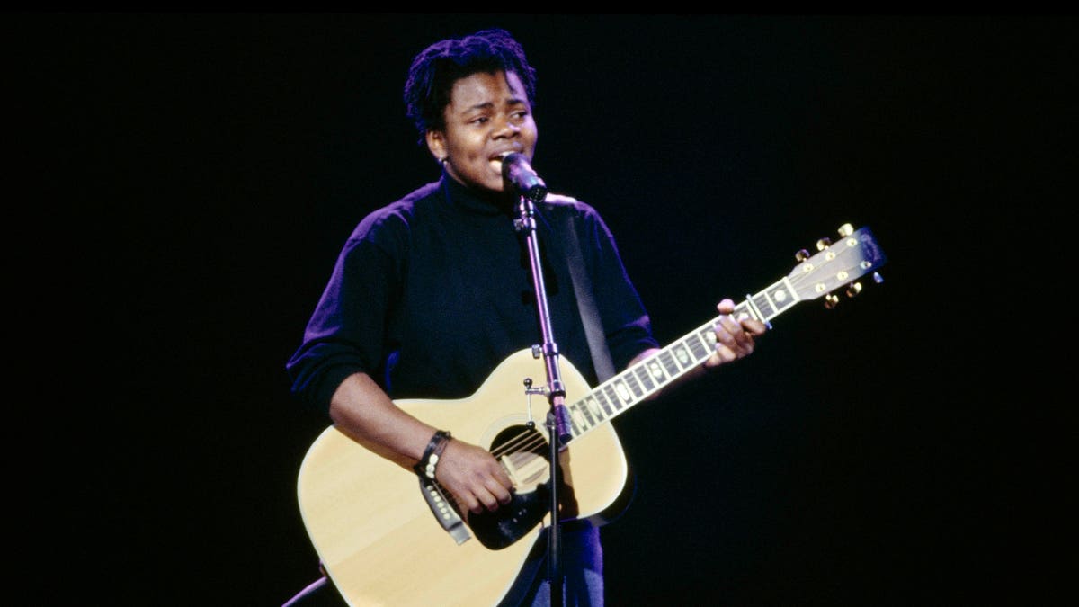 tracy chapman performing at the grammys in 1989
