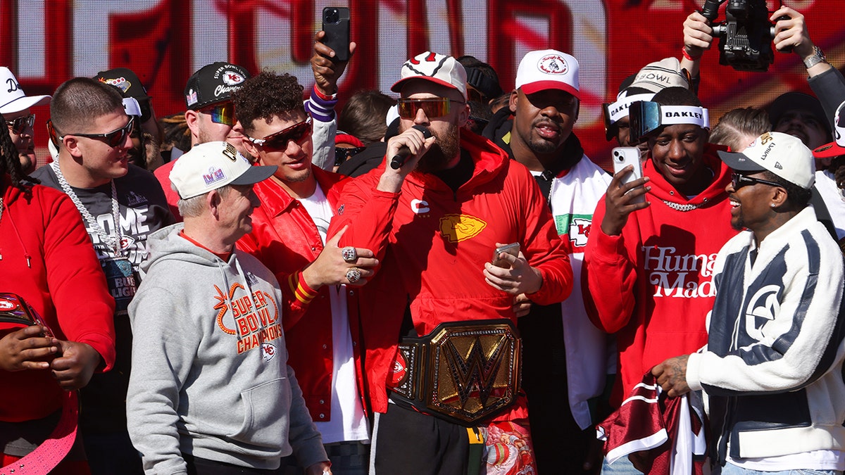 Travis Kelce e seus companheiros de equipe, incluindo Patrick Mahomes, comemoram durante o Super Bowl Parade 2024