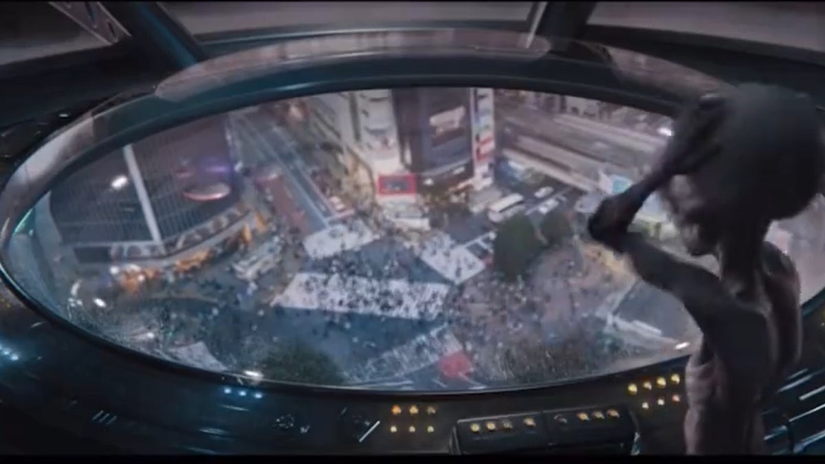 Parte del comercial OVNI del Super Bowl muestra a un extraterrestre observando a los humanos en la Tierra.