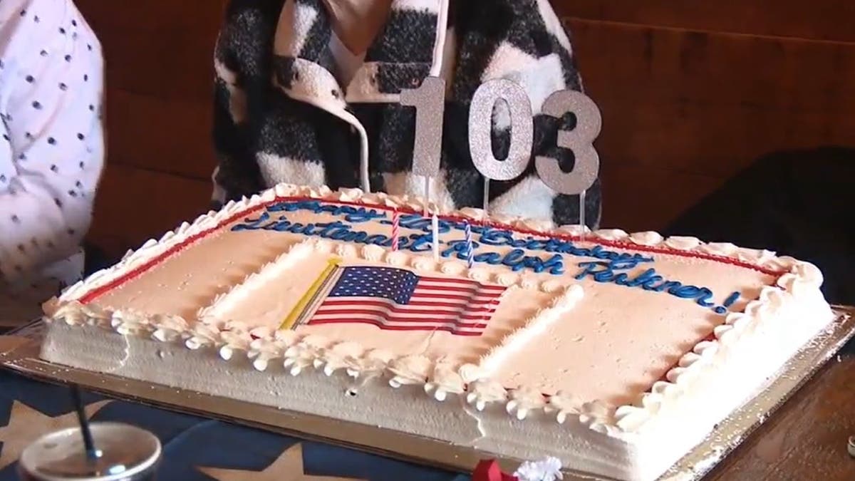 Tarta de 103 cumpleaños con bandera estadounidense