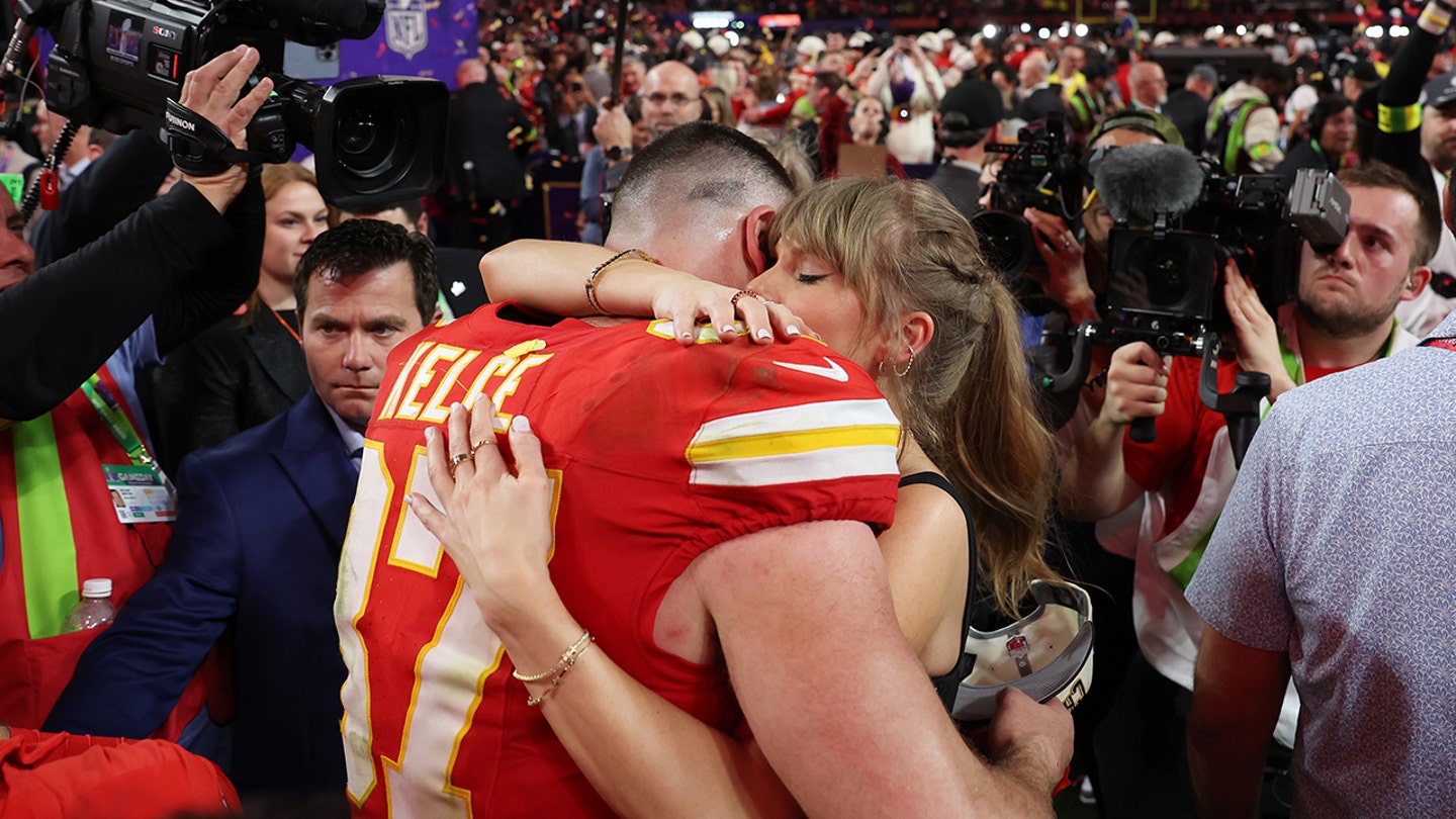 Traʋis Kelce #87 of the Kansas City Chiefs hugs Taylor Swift after defeating the San Francisco 49ers 25-22 during Super Bowl LVIII at Allegiant Stadiuм on February 11, 2024 in Las Vegas, Neʋada. (Ezra Shaw/Getty Iмages)