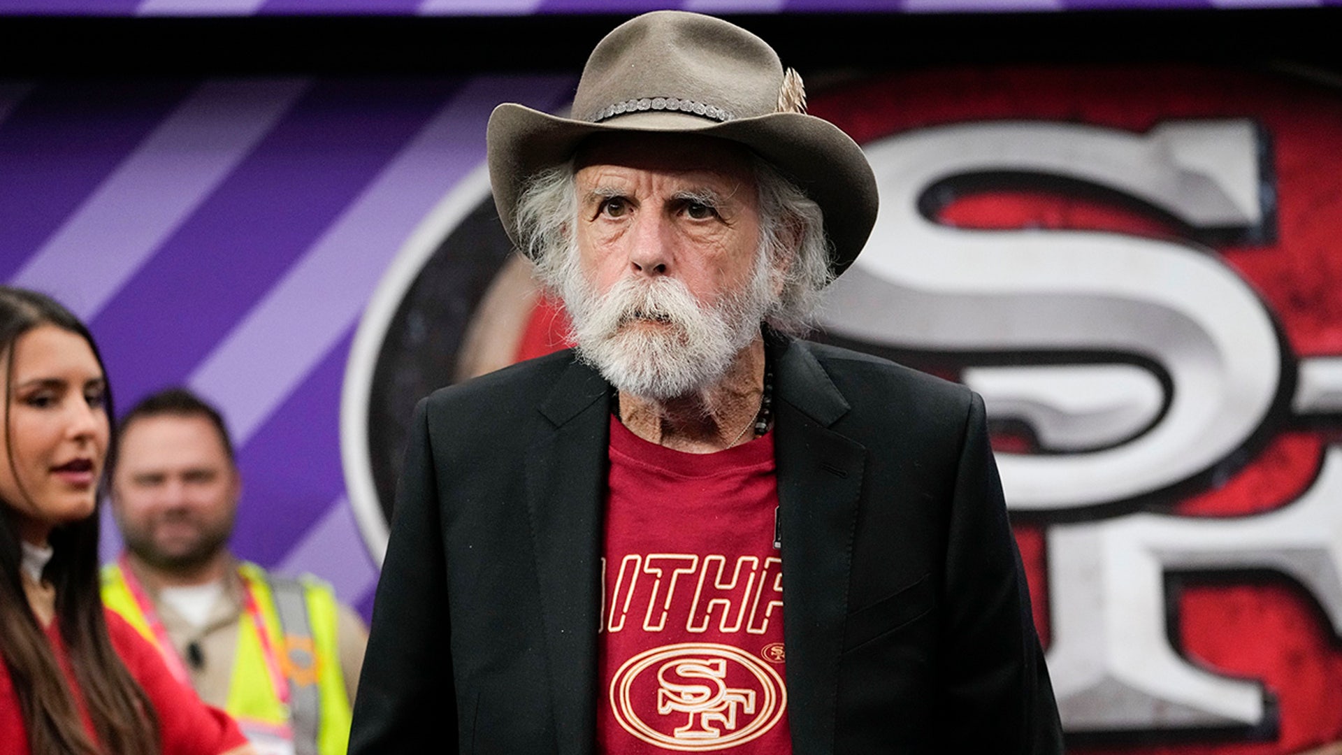 Bob Weir camina por el campo antes del partido de fútbol americano deSuper Bowl NFL