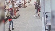 Doorman saves woman from broad daylight robbery as onlookers do nothing and suspects run away laughing