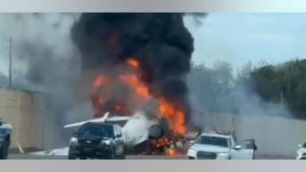 Plane crash on Florida interstate leaves at least 2 dead: sheriff's office