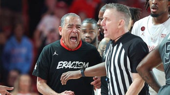 Houston’s Kelvin Sampson ejected after storming court, screaming at officials