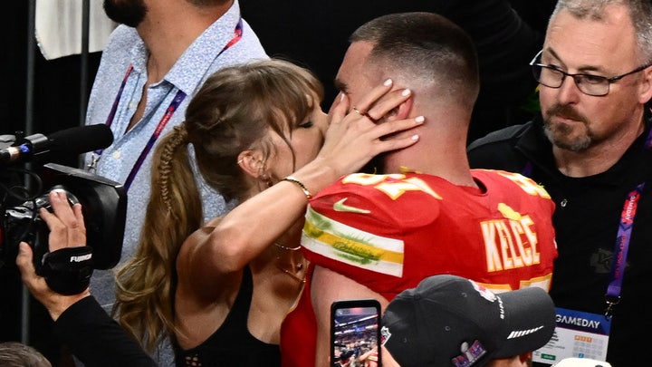 Taylor Swift, Travis Kelce kiss on field after Chiefs' Super Bowl win