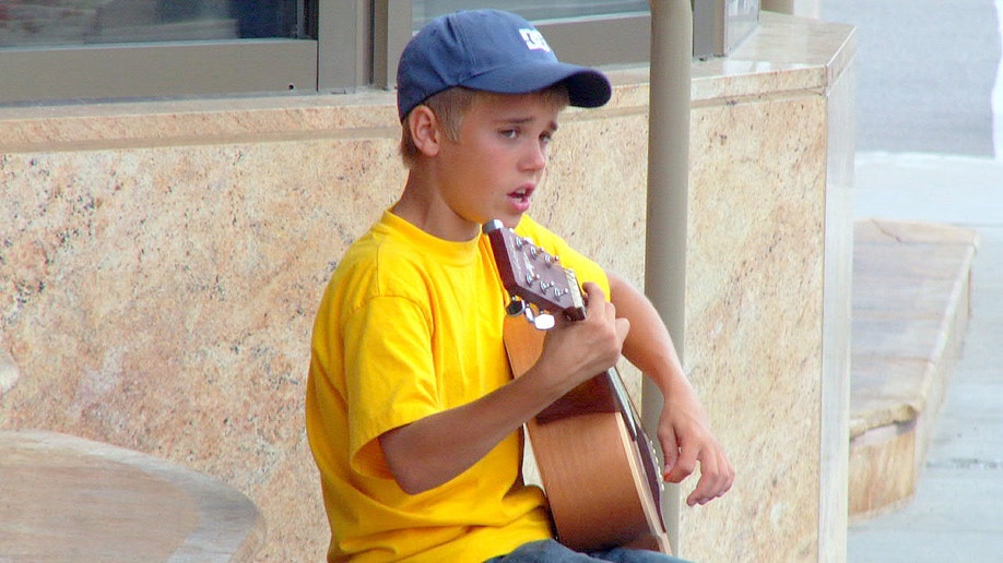 Justin Bieber performs on the street in 2007