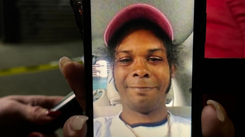<div></noscript>NYC bodega worker fatally shot in head over refusal to give away Black & Mild cigar, mother says</div>