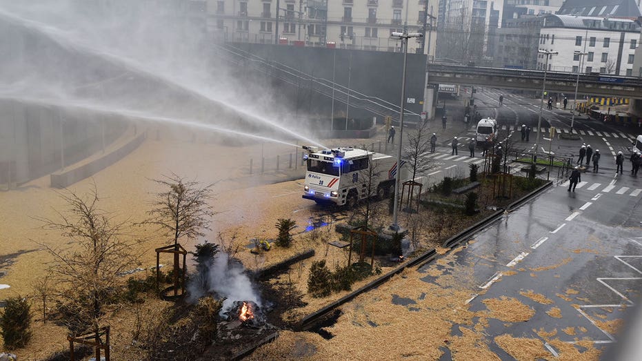 Protesting farmers spray Brussels police with manure, hurl eggs near EU’s base