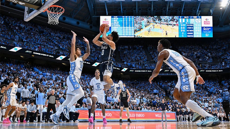 <div></noscript>North Carolina takes down Duke as college basketball's greatest rivalry is renewed in Chapel Hill</div>