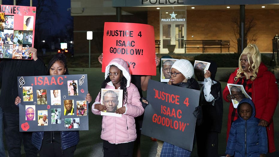 Chicago police face federal lawsuit over fatal shooting of man in his bed