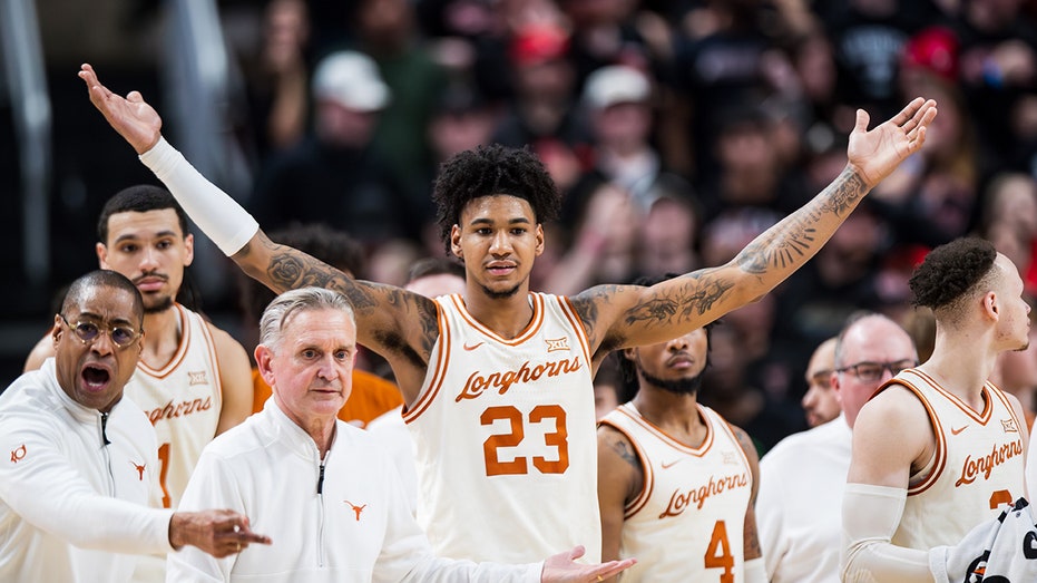 Texas Tech fans litter court with trash after being upset with call