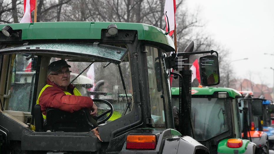 Ukraine's Zelenskyy invites Polish leaders to border to resolve disrupted weapons flow caused by protest