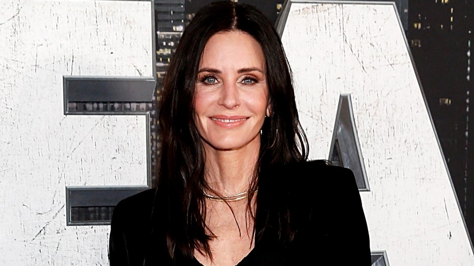 ‘Friends’ star Courteney Cox stays young with ice baths and hypnotism: ‘It’s worth it’