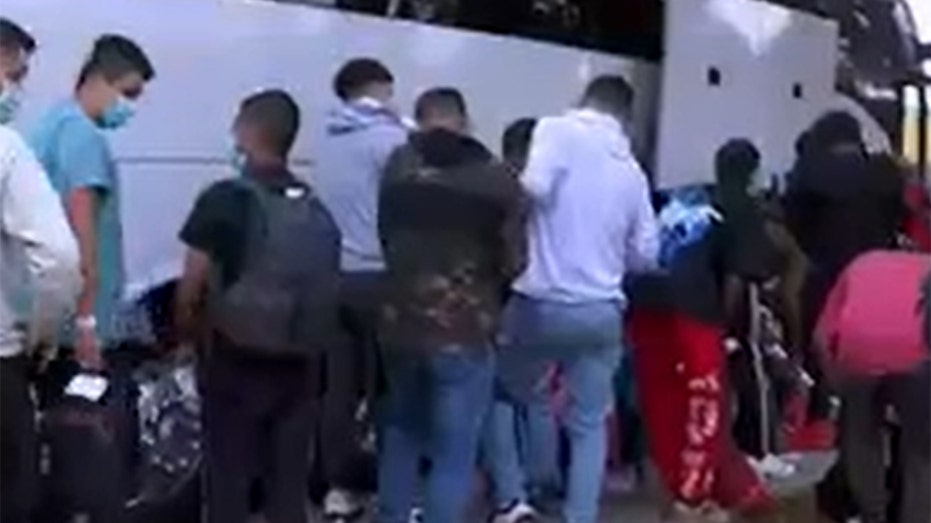 Migrants mass-released in San Diego as Newsom heads to White House