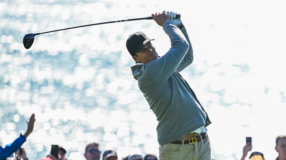 <div></noscript>Tom Brady proves he's human with nightmare tee shot at Pebble Beach Pro-Am</div>