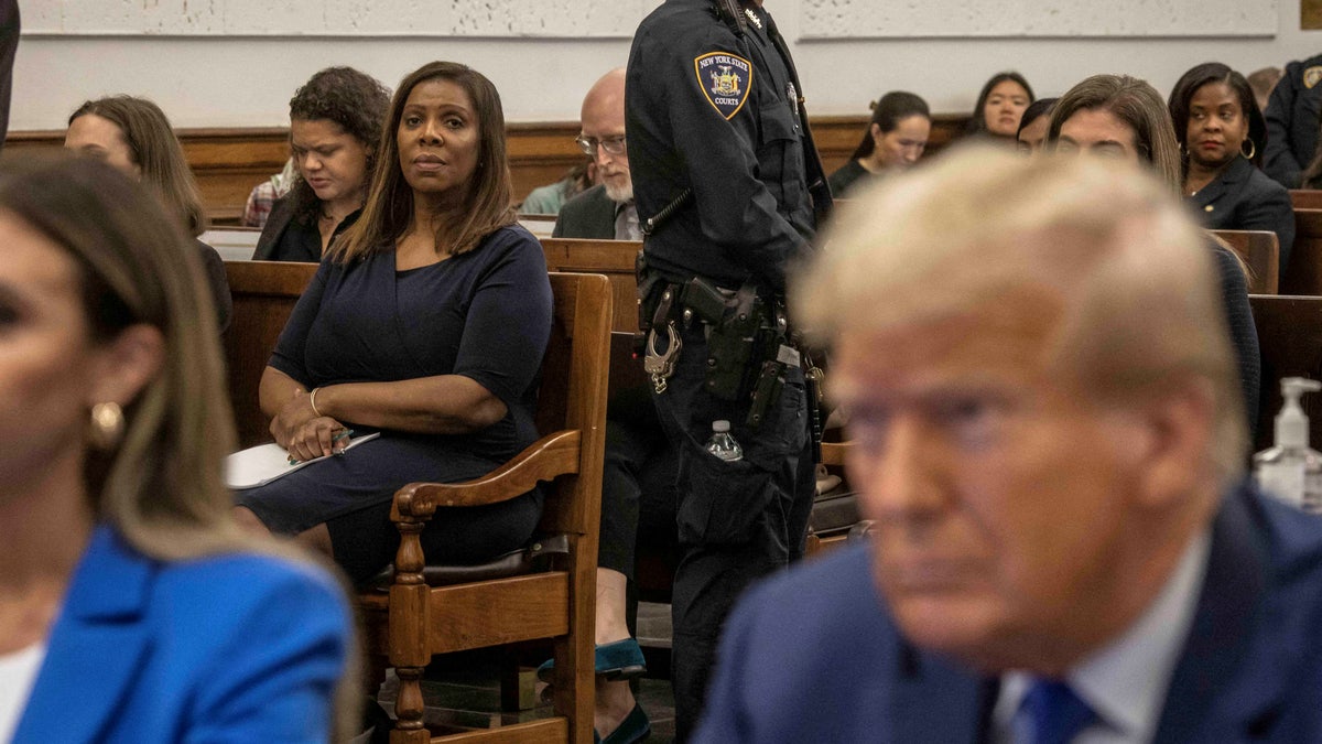 A procuradora-geral de Nova York, Letitia James, observa o ex-presidente dos EUA, Donald Trump, participando do julgamento de fraude civil da Organização Trump