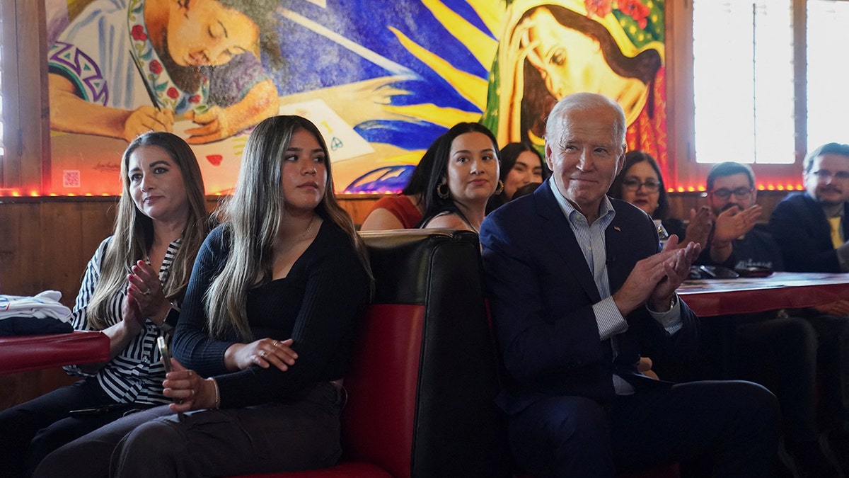 Biden assis avec ses partisans