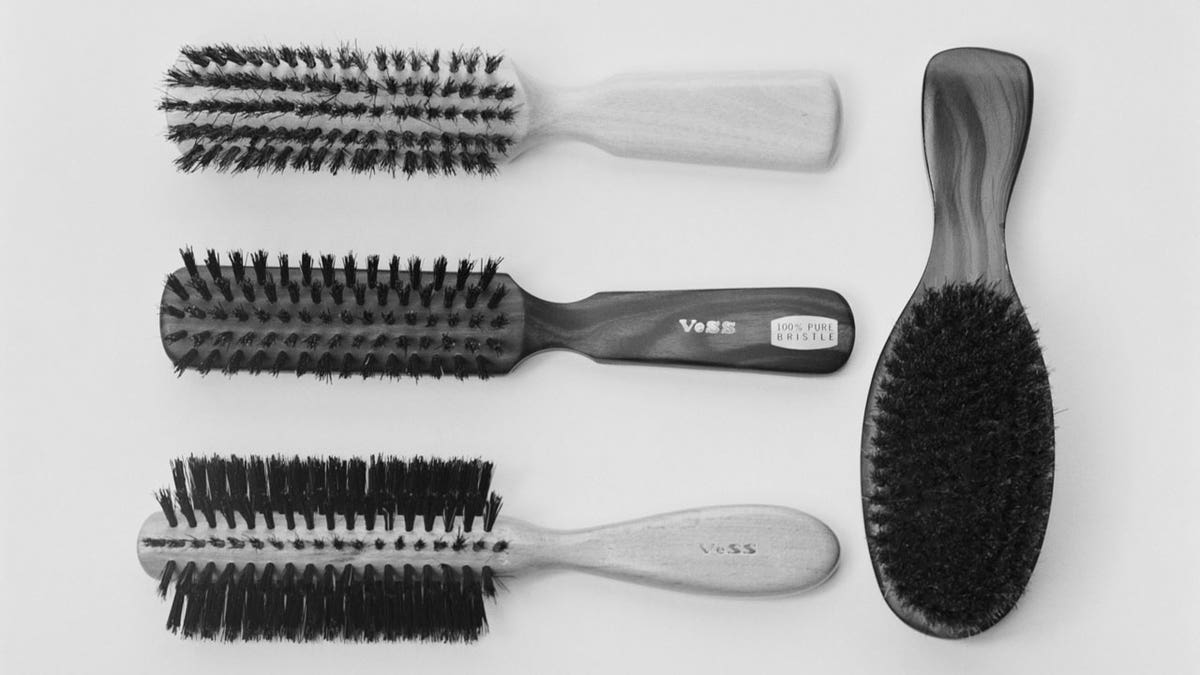 Quatro tipos diferentes de escovas de cabelo