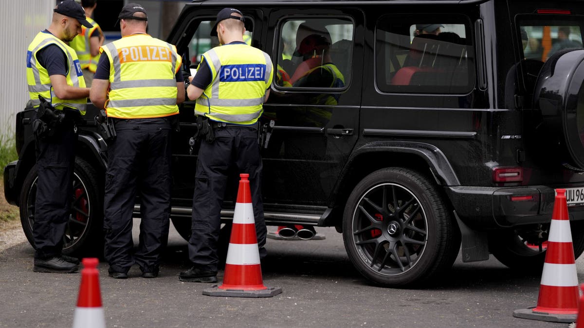 German police officers at Austria Germany checkpoint