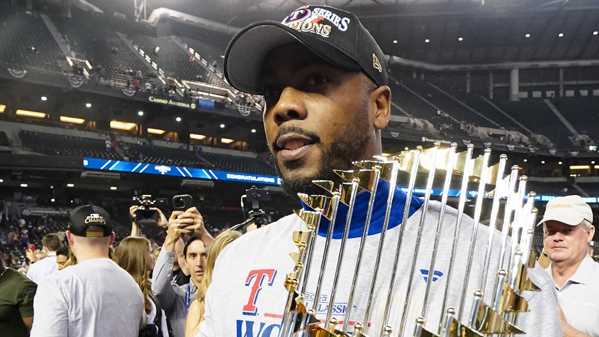 Aroldis Chapman con el título de la Serie Mundial