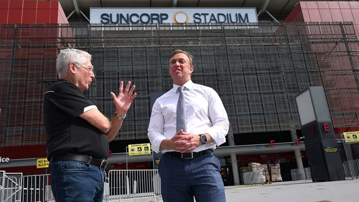 O gerente geral do Suncorp Stadium, Alan Graham, e o primeiro-ministro do estado de Queensland, Steven Miles