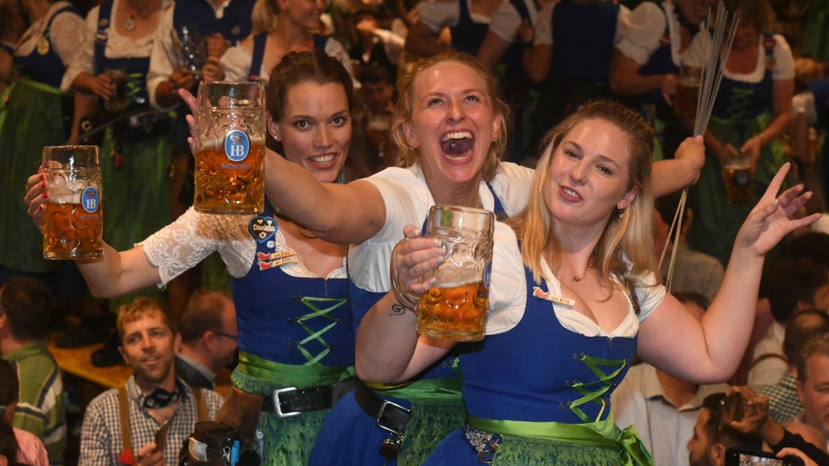 Oktoberfest girls