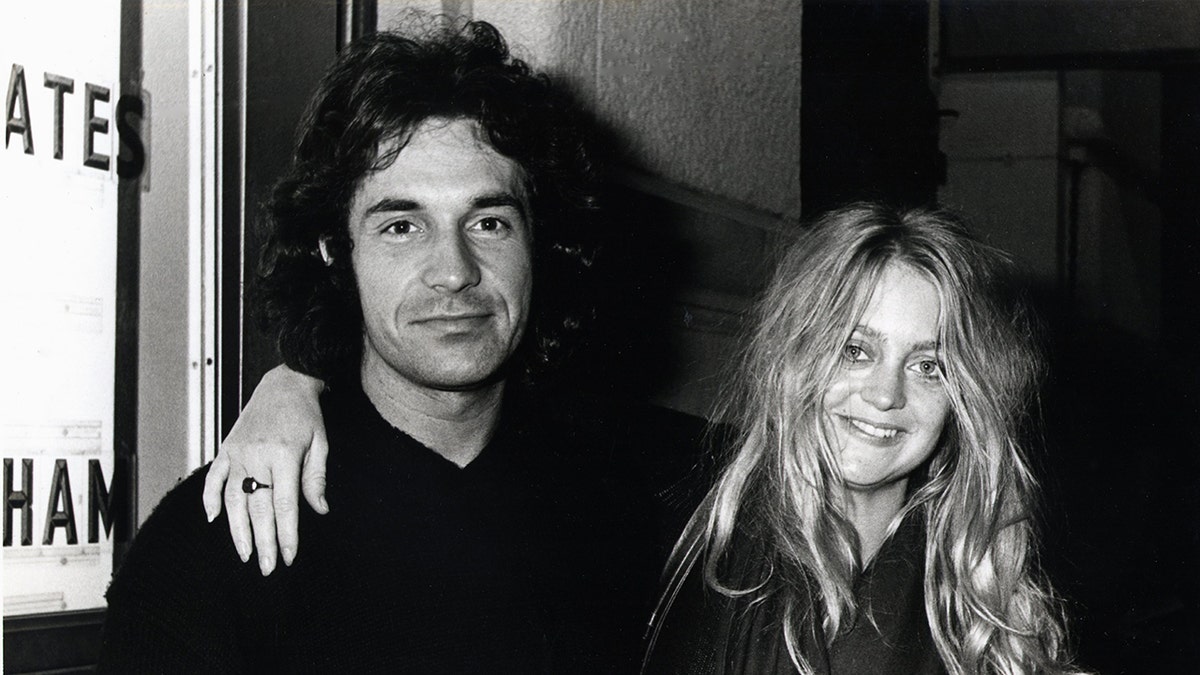 Bill Hudson e Goldie Hawn posam para uma foto