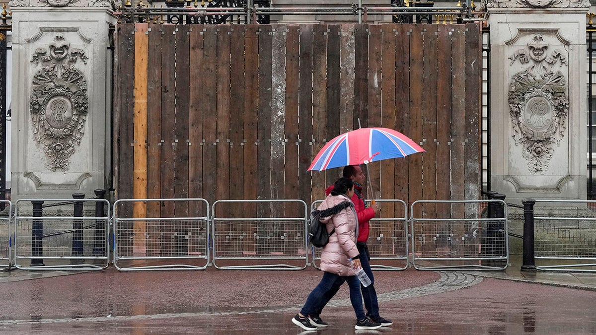 Buckingham Palace gates boarded up