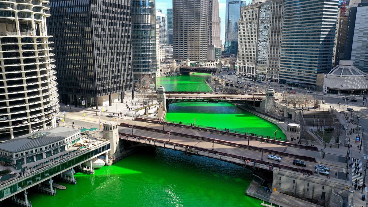 Rio Chicago tingido de verde