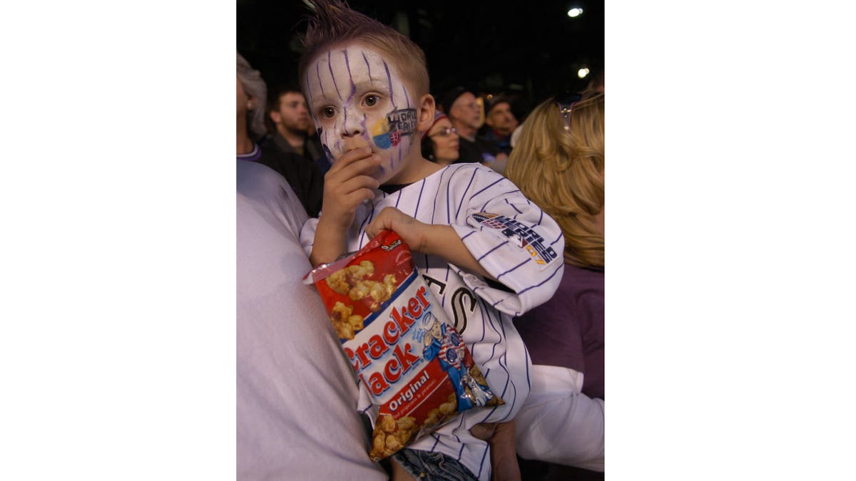 Anak makan Cracker Jack