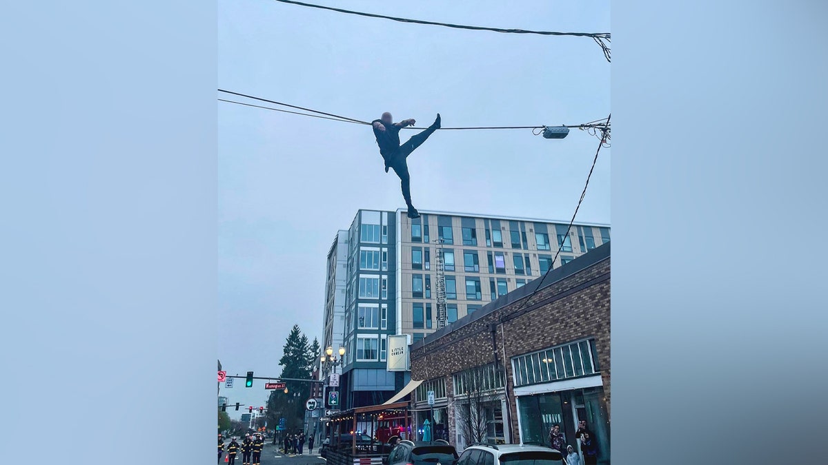 Suspect gets caught on wire in Washington