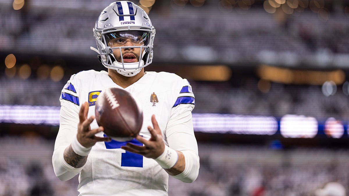 Dak Prescott warms up