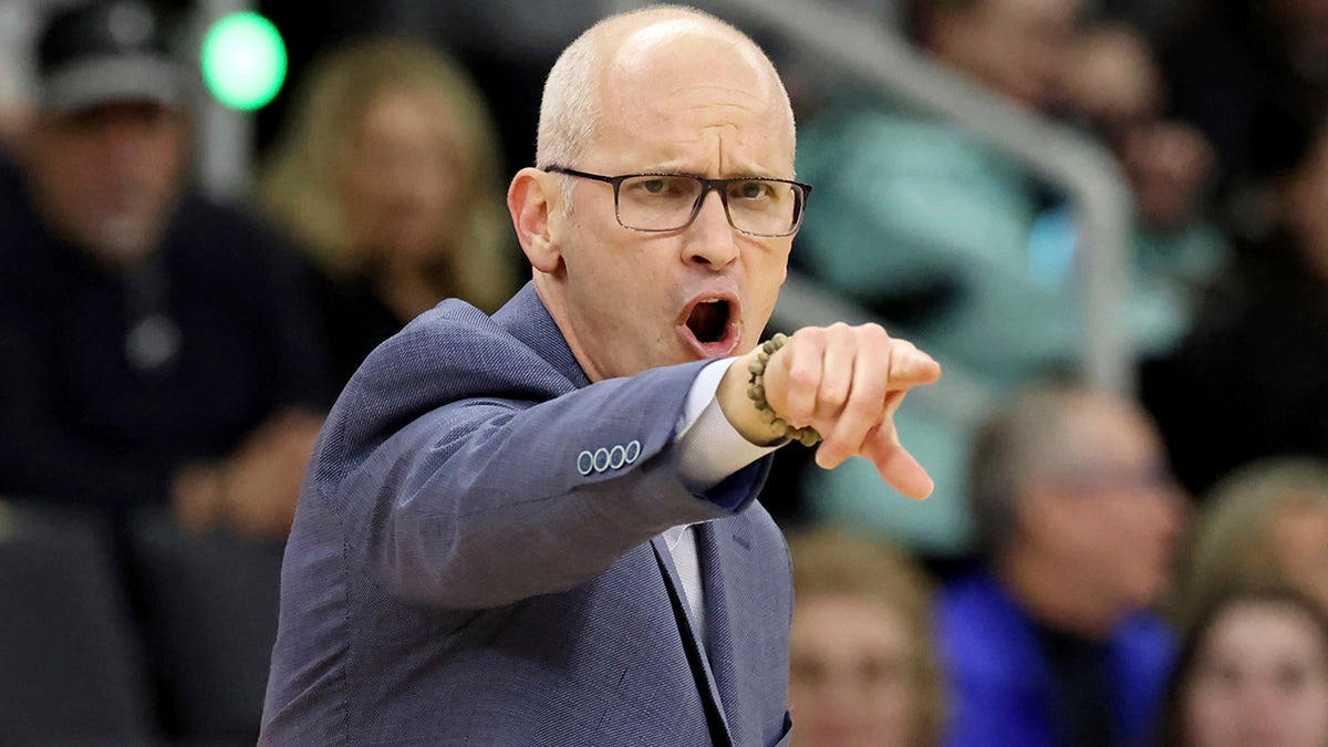 UConn S Dan Hurley Gets Into Heated Confrontation With Fans After Win   Dan Hurley2 