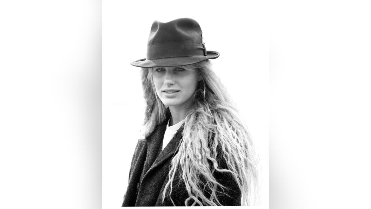 Foto em preto e branco de Daryl Hannah usando um chapéu