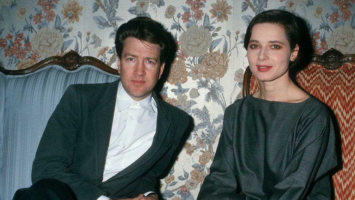 David Lynch e Isabella Rossellini sentados juntos em cadeiras no final dos anos 1980