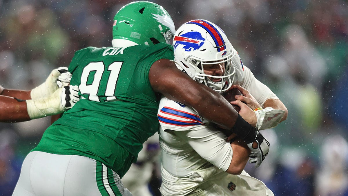 Fletcher Cox, Josh Allen'a müdahale ediyor