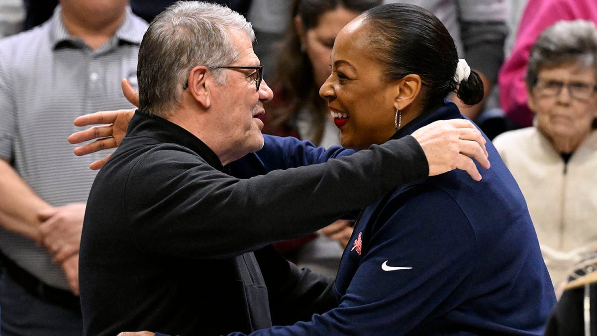 Geno Auriemma hugs Syracuse coach