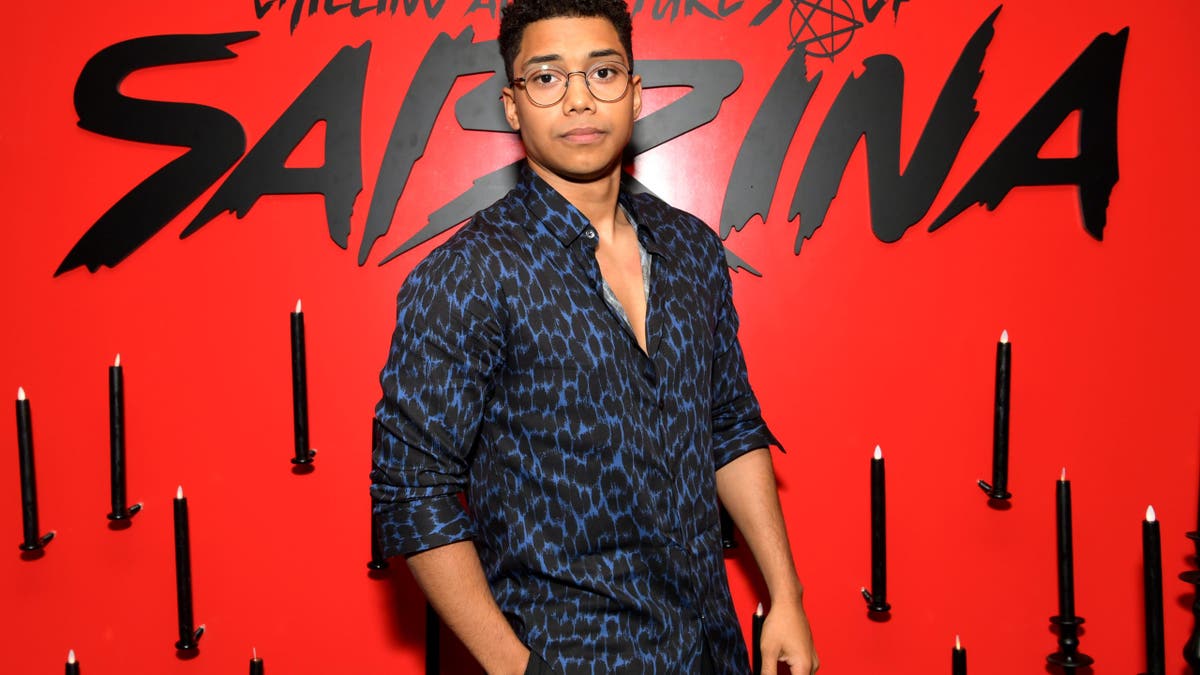 Chance Perdomo na estreia de O Mundo Sombrio de Sabrina