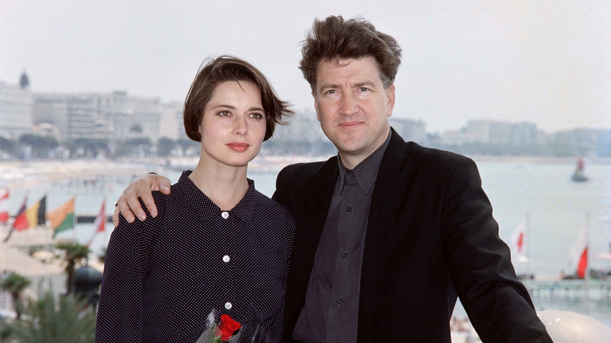 Isabella Rossellini e David Lynch posando juntos em 1990