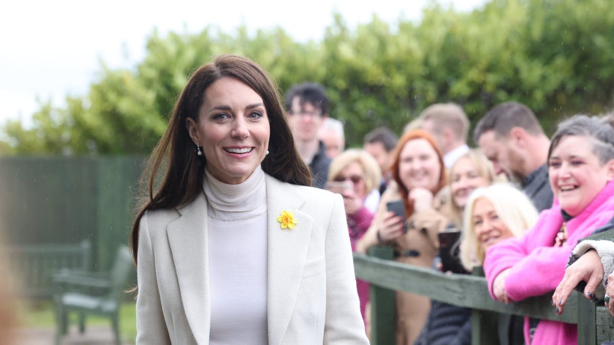 Kate Middleton com broche de narciso